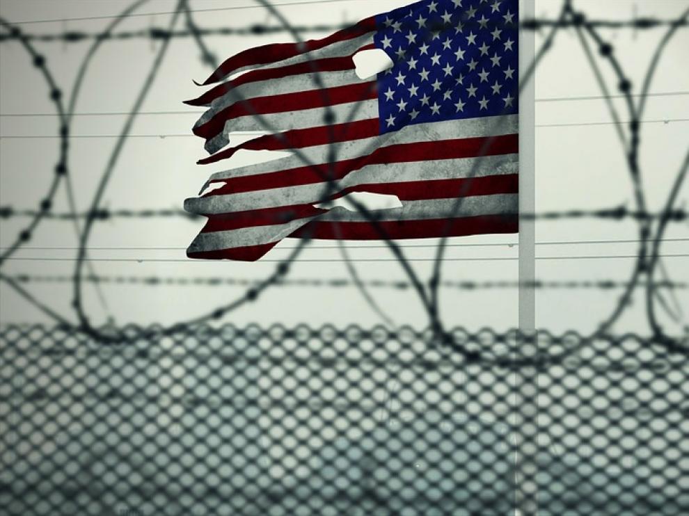 La bandera estadounidense ondea en una cárcel americana.