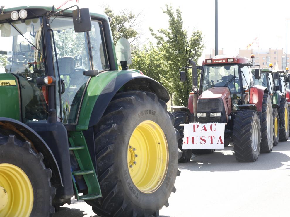 Tractorada convocada por UAGA en defensa de la PAC por las calles de Zaragoza, este jueves, 6 de mayo.