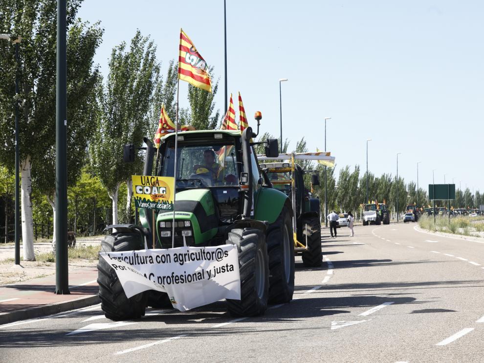 Tractorada convocada por UAGA en defensa de la PAC por las calles de Zaragoza, este jueves, 6 de mayo.