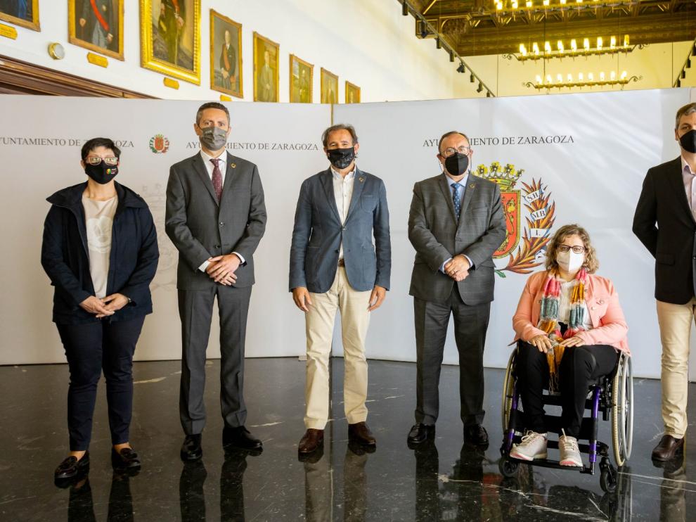 El concejal de Acción Social, Ángel Lorén, con representantes de las entidades de personas con discapacidad