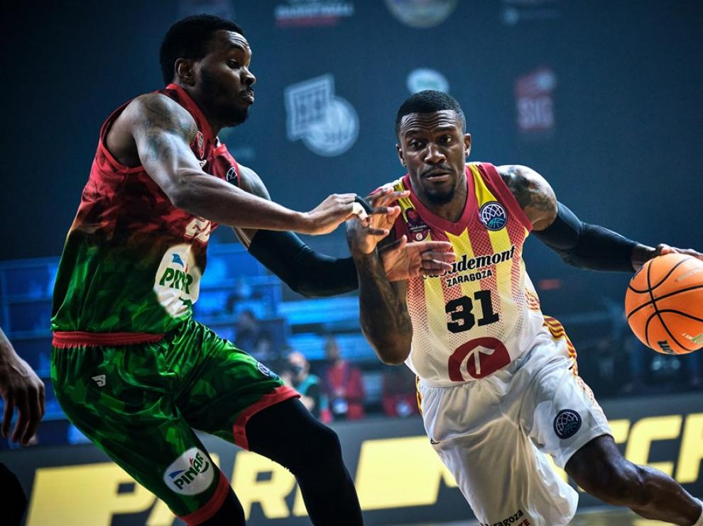Dylan Ennis intenta superar la defensa del Pinar Karsiyaka.