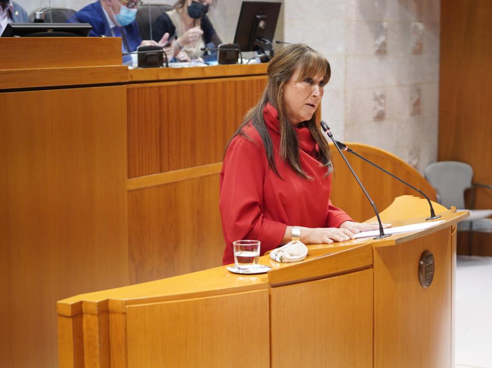 La consejera de Sanidad, Sira Repollés, en el pleno de las Cortes, ayer por la mañana.