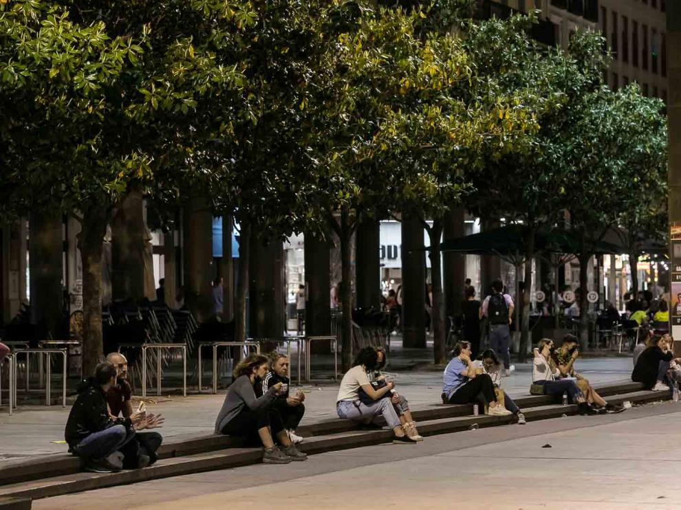 Ambiente en Zaragoza en la noche en la que ha finalizado el estado de alarma en España