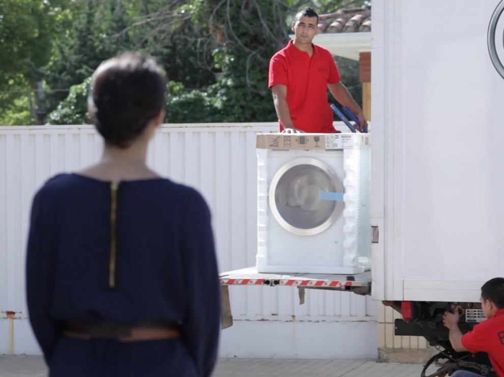 Entrega de un electrodoméstico de BSH a la casa de un cliente.