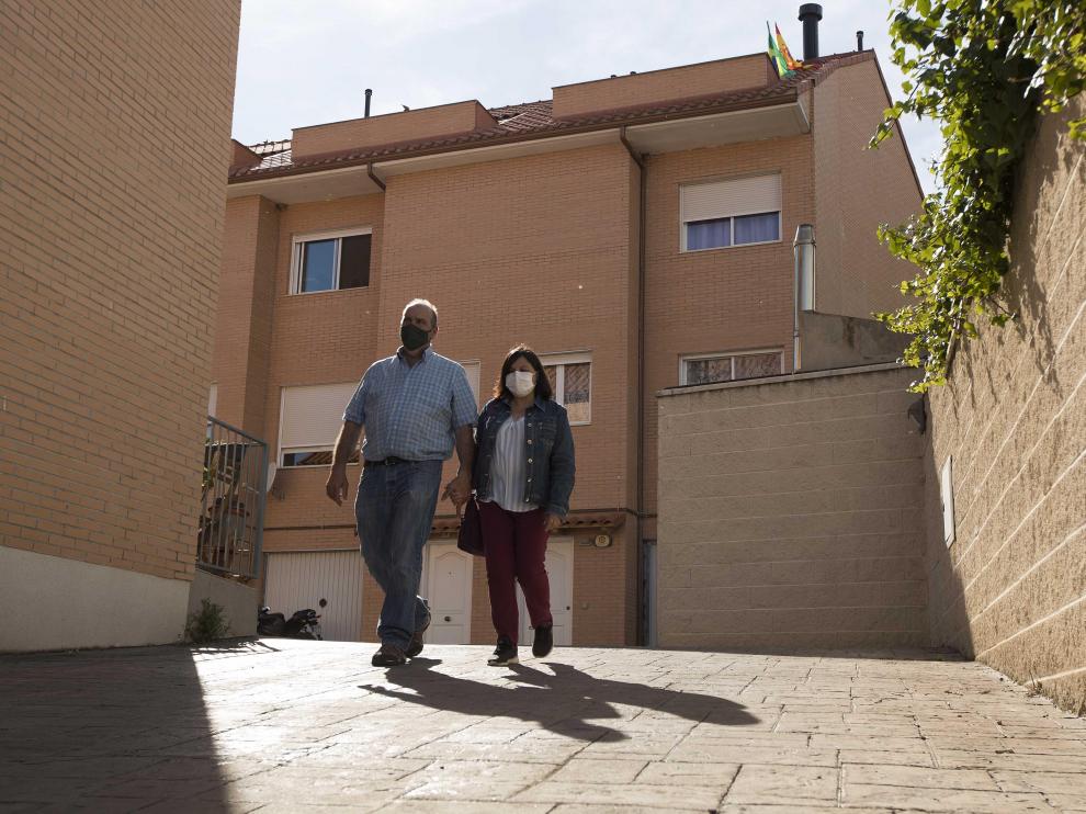 José Manuel y Maribel, delante del adosado que están a punto de perder.