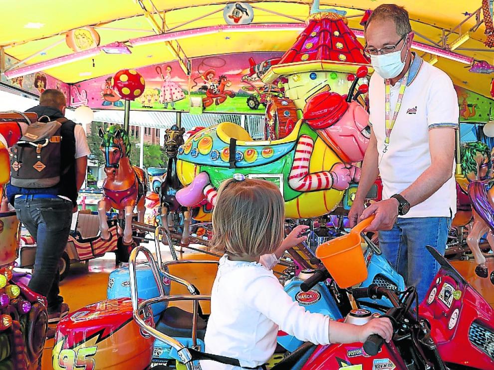 José Sada, en una de las atracciones instalada en la plaza San Antonio de Huesca.