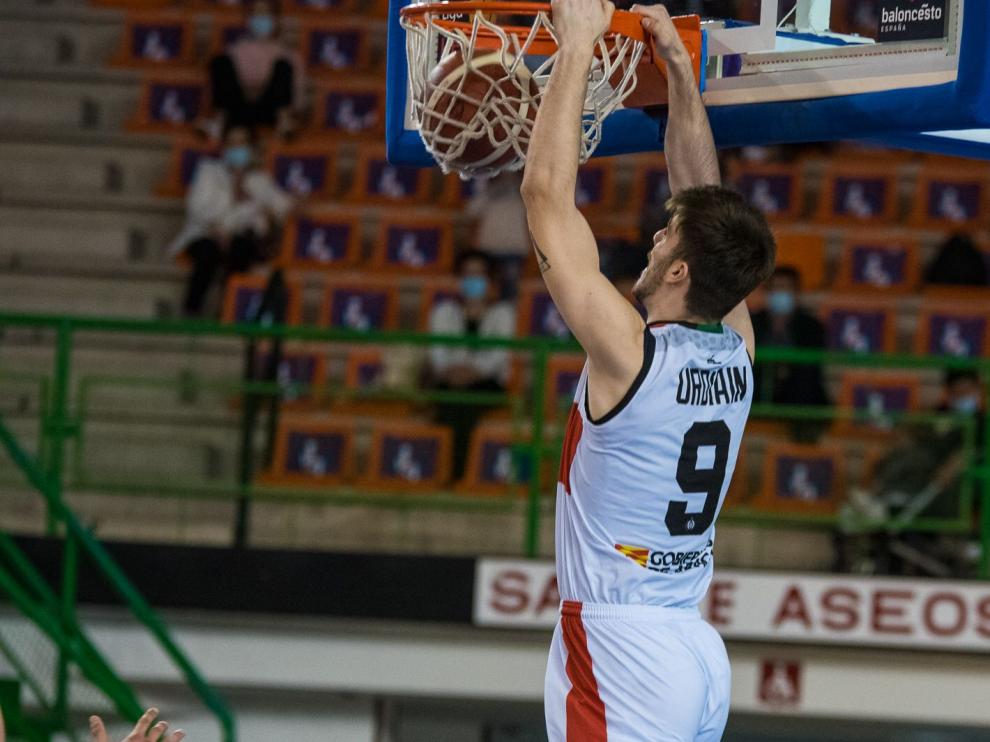 Ander Urdiain machaca el aro durante el partido en Orense.