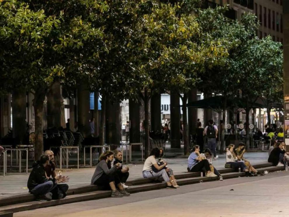 Ambiente en Zaragoza en la noche en la que ha finalizado el estado de alarma en España.