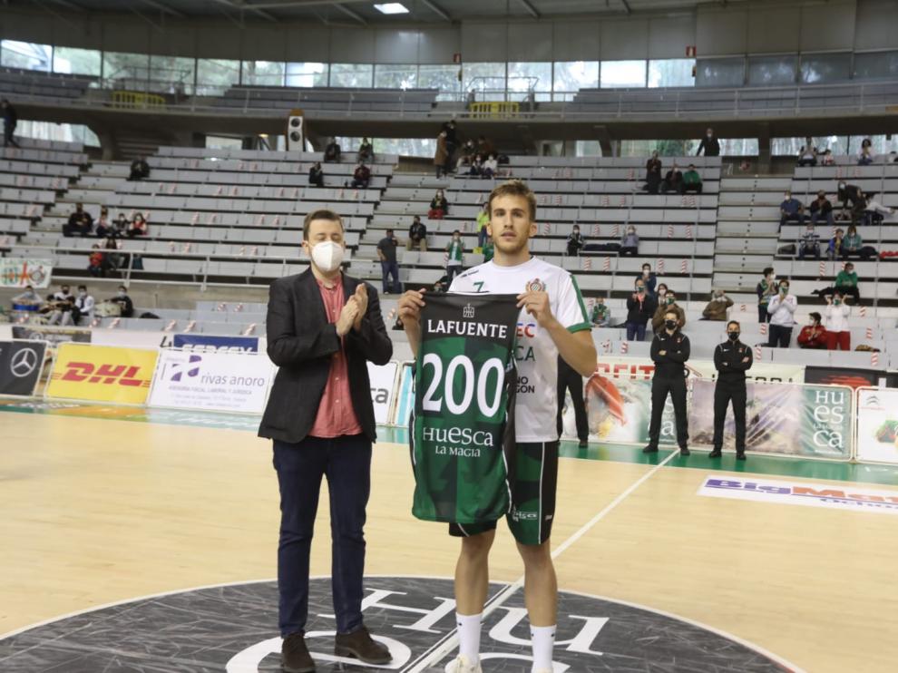 Jorge Lafuente fue homenajeado antes del encuentro por alcanzar los 200 partidos con el Levitec.