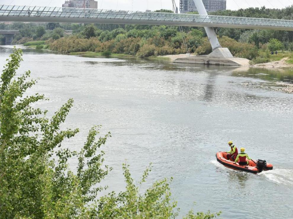 Labores de búsqueda del menor desaparecido en el río Ebro.