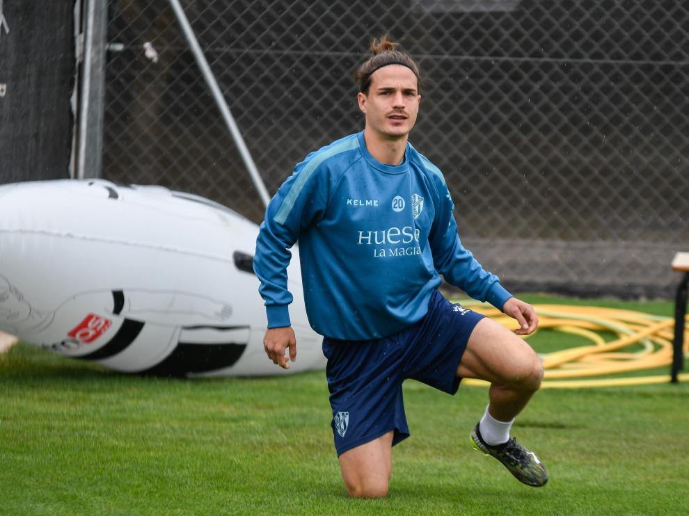 Seoane, estirando durante el entrenamiento de este domingo en el Pirámide.