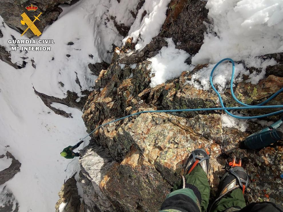 Un especialista en montaña de la Guardia Civil durante una de las operaciones de rescates efectuadas este fin de semana.