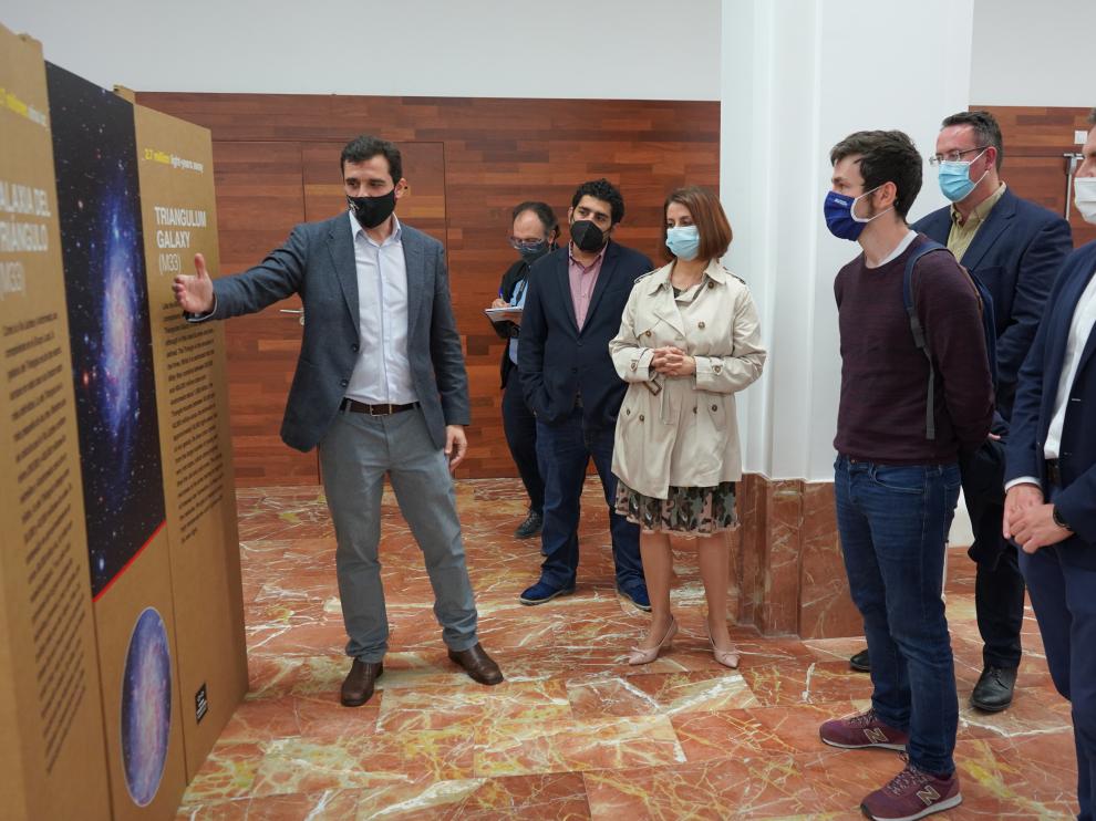 Javier Cenarro explica los contenidos de la exposición de fotos tomadas en el observatorio de Javalambre.
