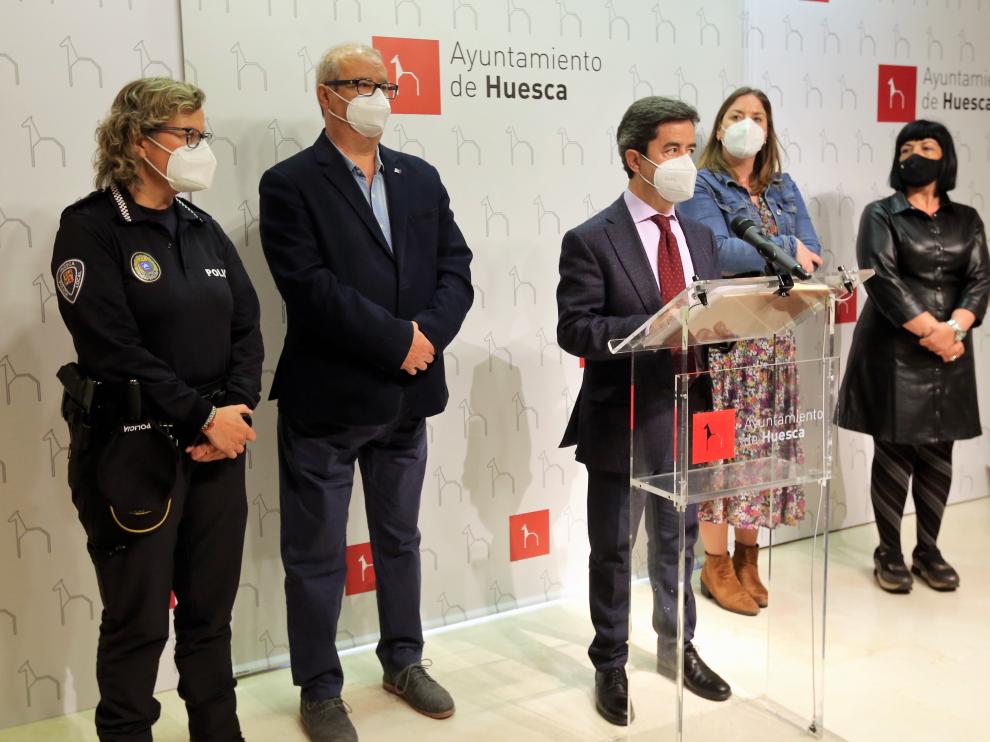 El alcalde de Huesca, Luis Felipe, este lunes con algunos concejales socialistas y la intendente de la Policía Local.