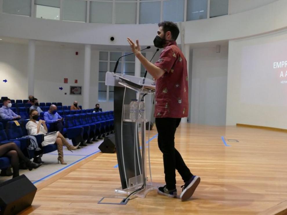 El fundador y consejero delegado de Imascono, Héctor Paz, explicando a los emprendedores seleccionados por el ITA, que lo fundamental es no rendirse y tener constancia.