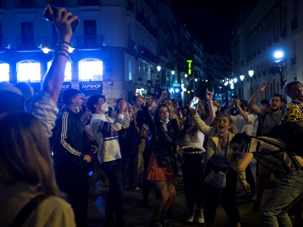 Jóvenes celebrando en el centro de Madrid el final del estado de alarma