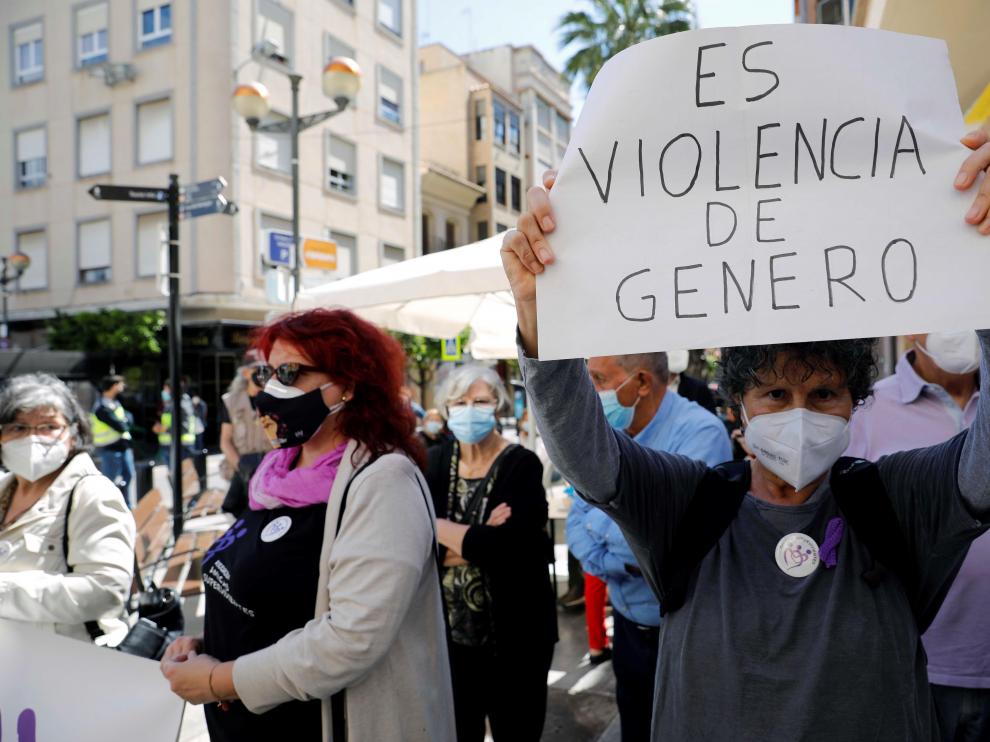 Minuto de silencio guardado este lunes por la mujer asesinada este domingo en Sagunto, a manos de su expareja.