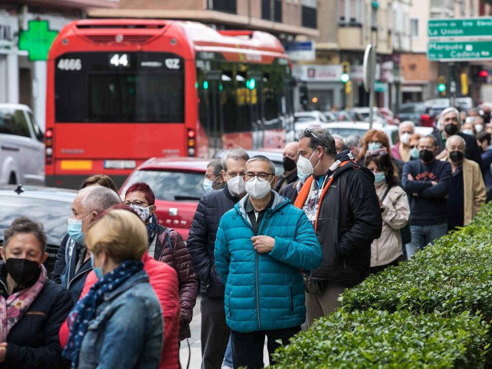 Filas para vacunarse con Janssen en el centro de salud de las Fuentes Norte de Zaragoza.