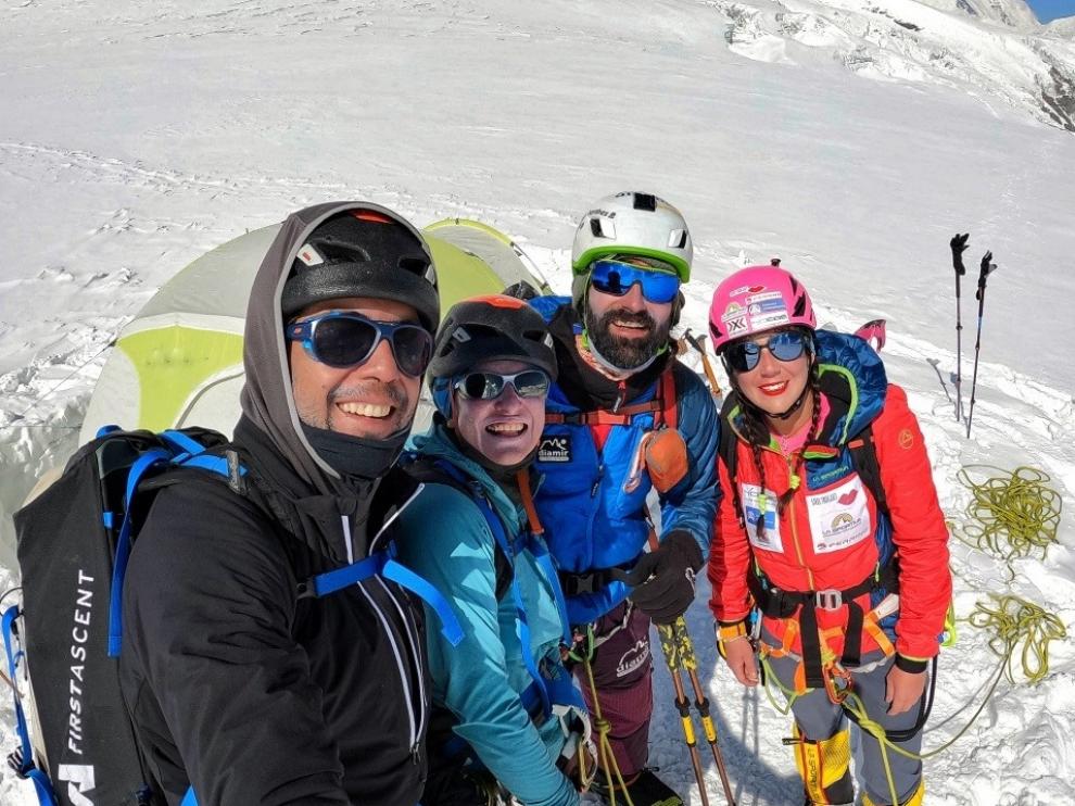 Jonatan García, en el centro, junto a varios compañeros, entre ellos Stefi Troguet.