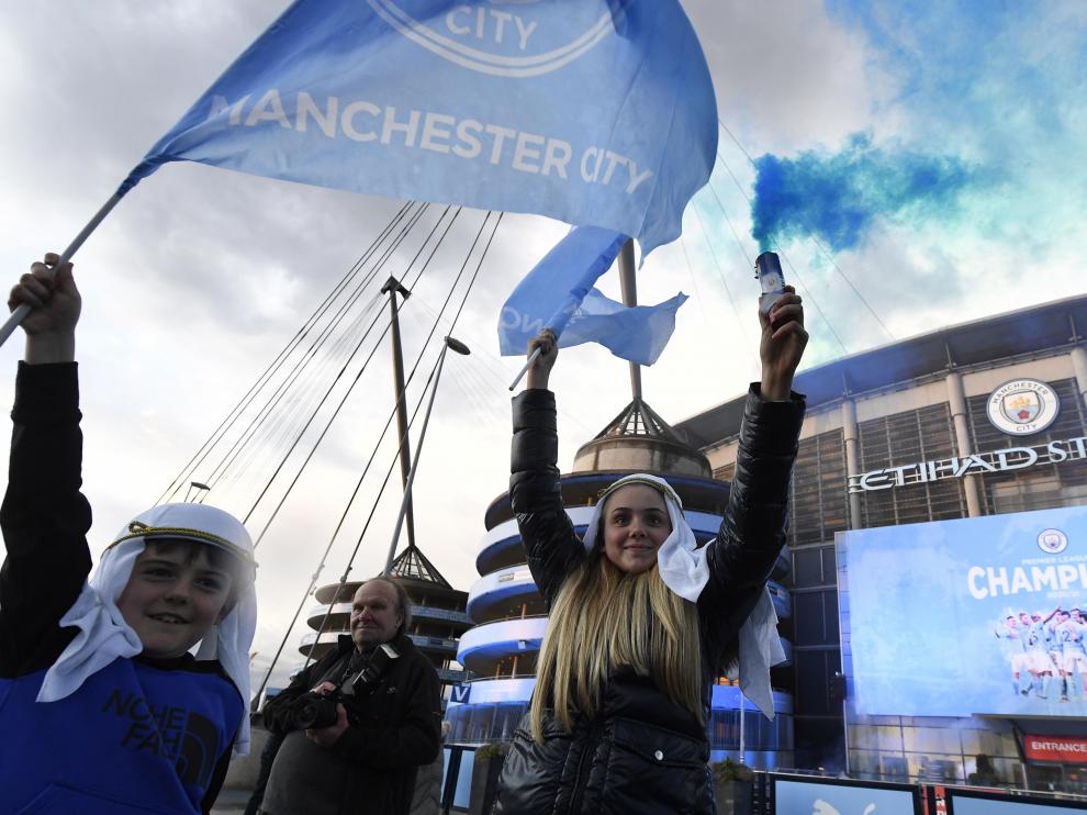 Aficionados celebran el título de la Premier League conquistado por el Manchester City