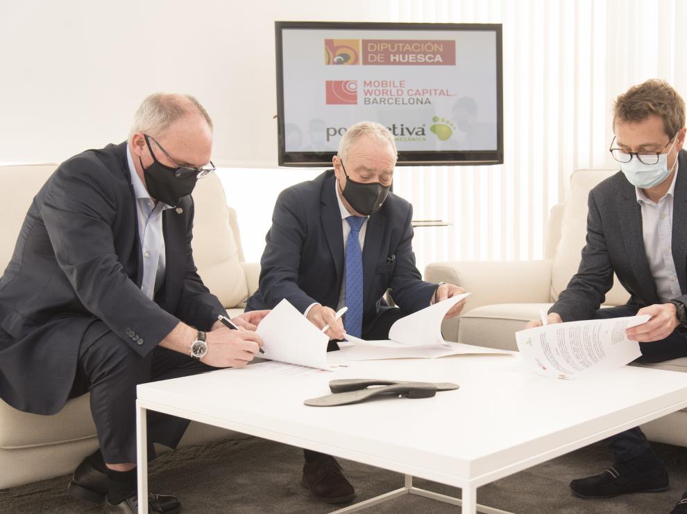 Momento de la firma del convenio.