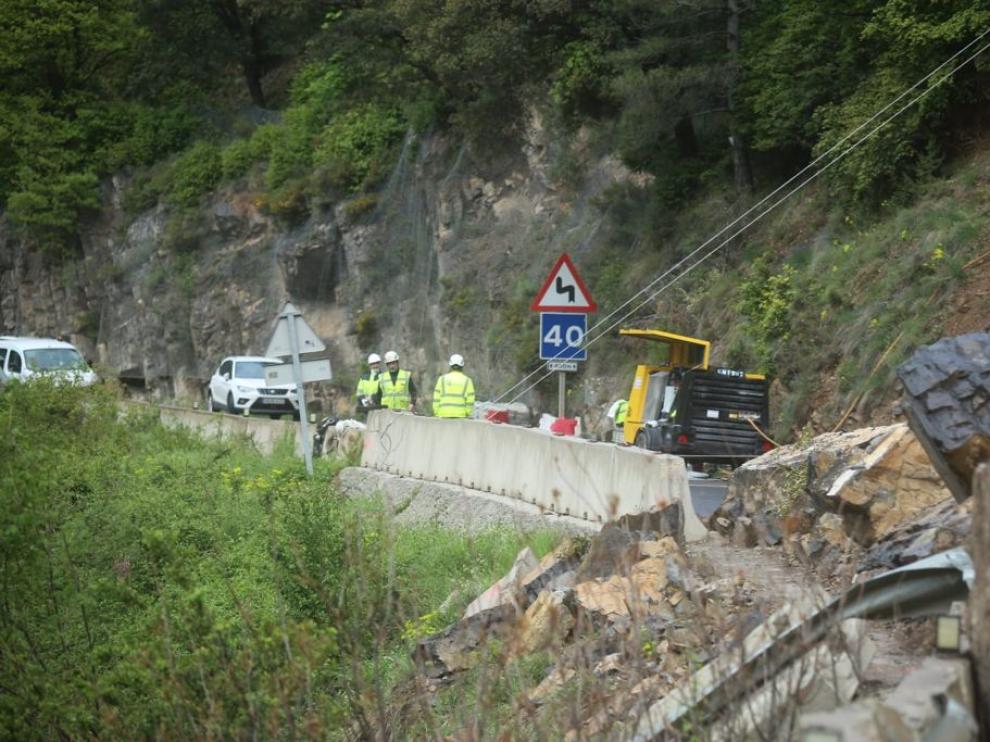 Un desprendimiento afectó a la N-260 ente Campo y El Run
