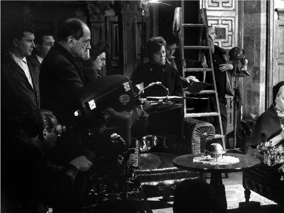 Luis Buñuel, concentrado en el rodaje de ‘Viridiana’, en una escena protagonizada por la actriz mexicana Silvia Pinal.