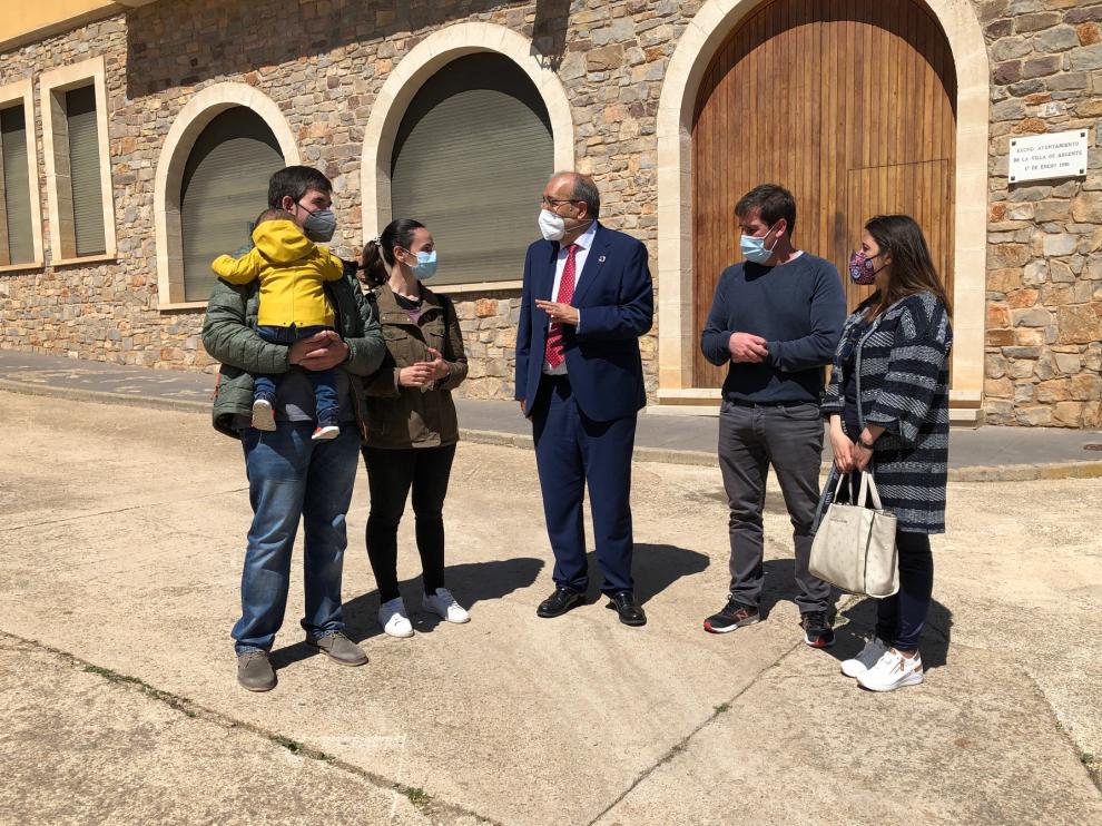 El presidente de la DPT, Manuel Rando, en el centro, con nuevos vecinos de Argente, el alcalde y la diputada Ana Cristina Lahoz.