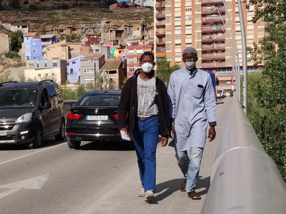 De izquierda a derecha, Madjogue Fofana y Alio Ba atravesando el puente pequeño de Fraga.