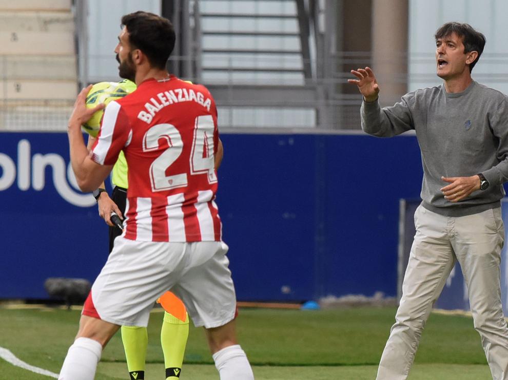 Pacheta habla con los suyos durante el Huesca-Athletic.
