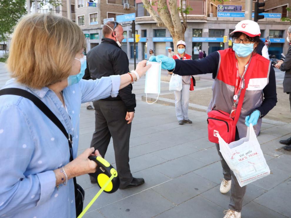 Reparto de mascarillas en la calle poco después del fin del confinamiento.