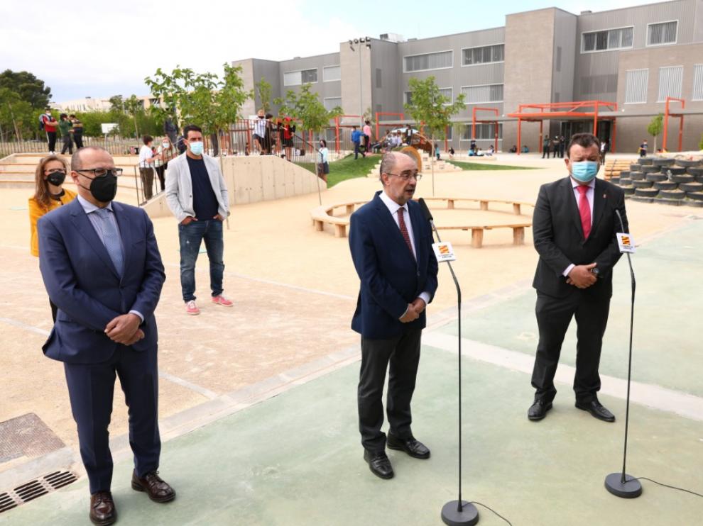 El Presidente de Aragón, Javier Lambán, visita el colegio de Odón de Buen en Zuera, que ha estrenado este curso un nuevo edificio de Primaria, acompañado por el consejero de Educación, Felipe Faci