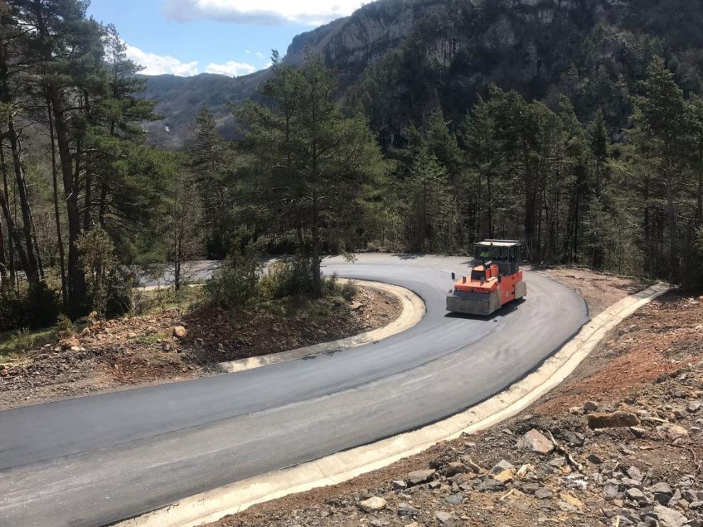 Trabajos de asfaltado de la carretera de Espés.