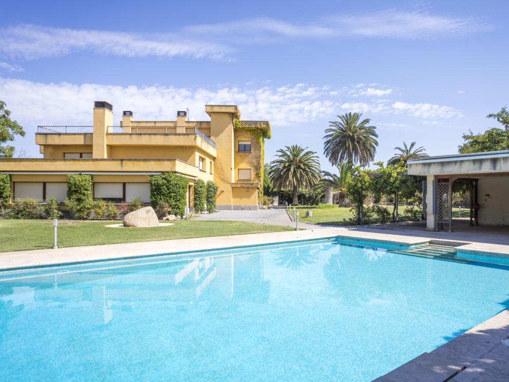 Chalé de lujo en la Urbanización Maitena de Zaragoza, que se vende por 2,7 millones.