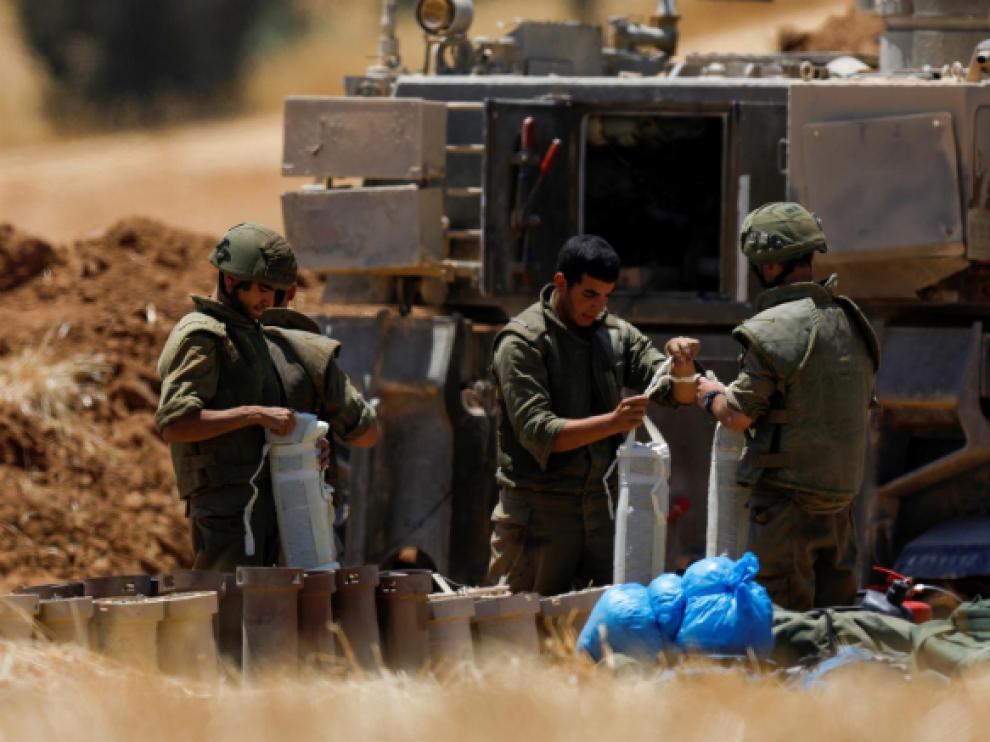 Artilleros israelies toman posición en la frontera con la franja de Gaza