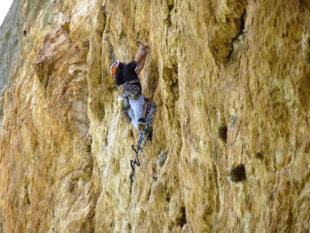 La Federación Aragonesa de Montañismo reclama medir con criterios equilibrados las afecciones de la escalada sobre el medio ambiente.