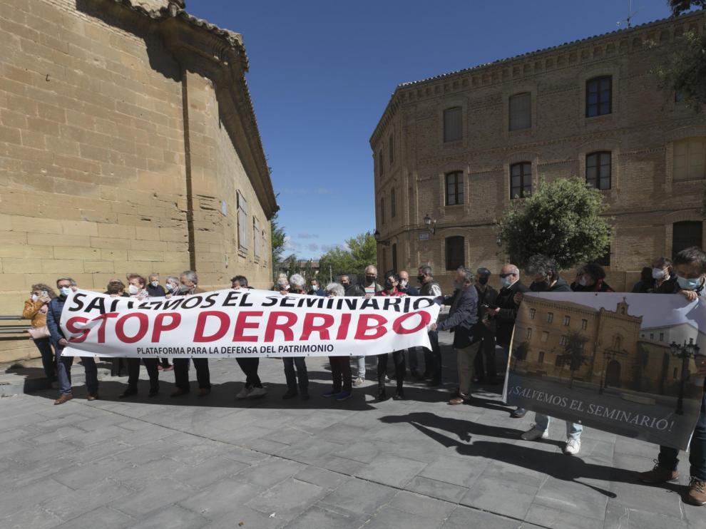 Concentración a las puertas del Museo de Huesca en contra de las demoliciones en el Seminario.
