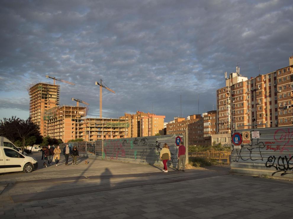 El solar subastado, con la promoción ADN Residencial al fondo