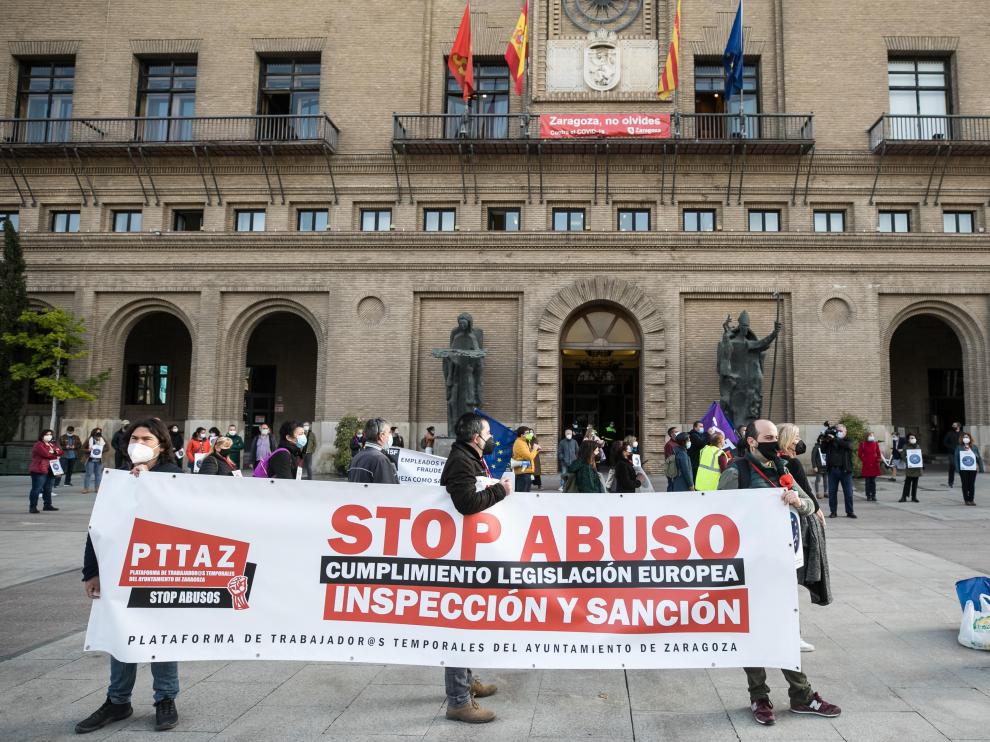 Imagen de archivo de una protesta de los trabajadores interinos frente al Ayuntamiento de Zaragoza.