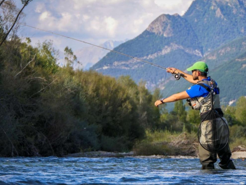 Un pescador en el río Gállego