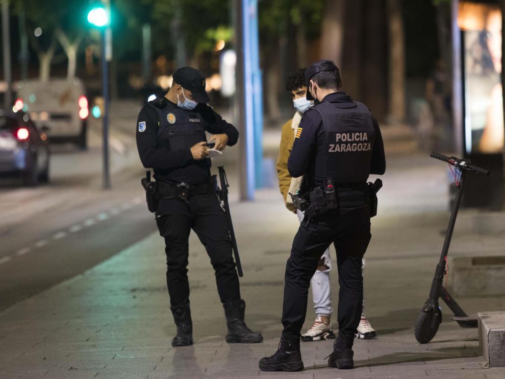 Dispositivo de la Policía Local y Nacional para controlar las zonas de botellón de Zaragoza
