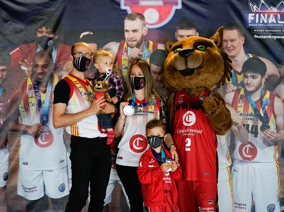 La afición, posando con la medalla.