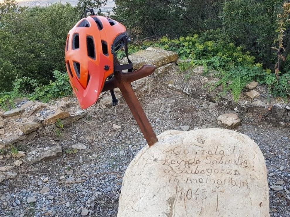 La piedra con la espada en Muro de Roda, un símbolo de la Zona Zero.