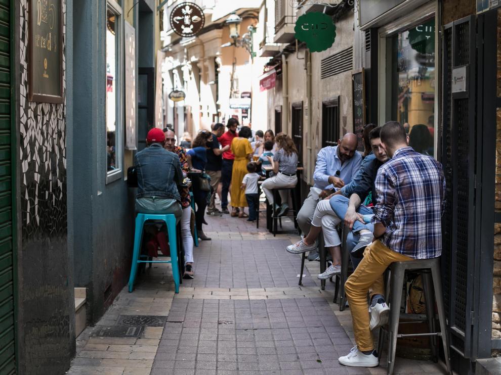 Reparto de mascarillas por las terrazas del Tubo de Zaragoza.