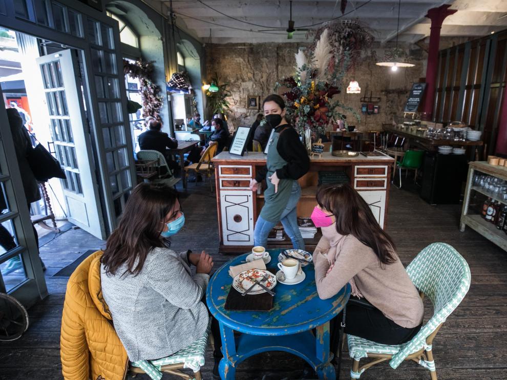La cafetería Doña Hipólita ocupa lo que fue un antiguo almacén de paños.