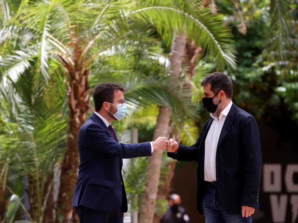 El coordinador de ERC, Pere Aragonès, y el secretario general de JxCat, Jordi Sanchez, este lunes.