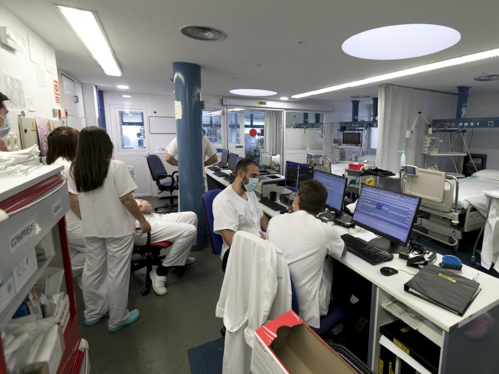 Foto de archivo de la UCI del Hospital San Jorge de Huesca, que ha recuperado sus 11 camas habituales al bajar el número de casos graves.