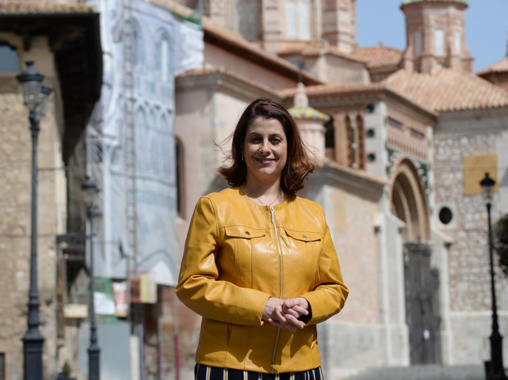 La alcaldesa de Terue, Emma Buj, en la plaza de la Catedral.