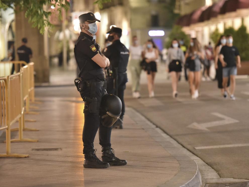 Policías en el centro de Huesca durante la celebración del ascenso de la SD Huesca en julio de 2020.
