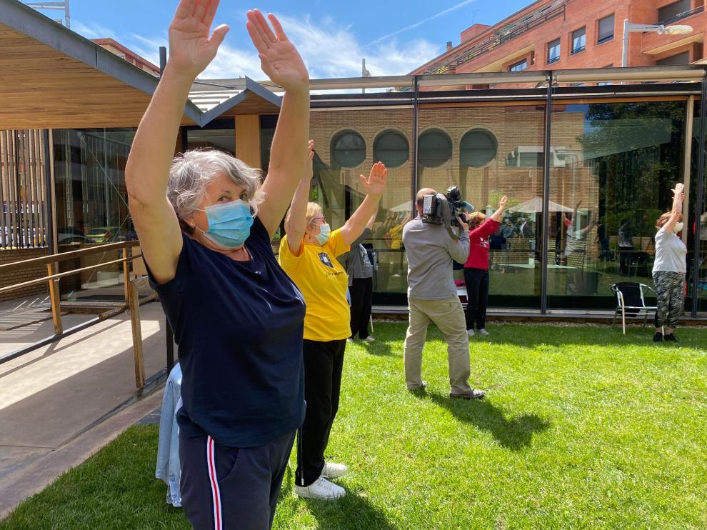 Socias del hogar de mayores de Barbastro, ayer, hacen ejercicio al aire libre.